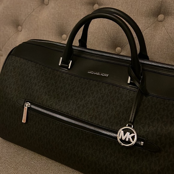 XL Michael Kors Travel Bag - Picture 3 of 16